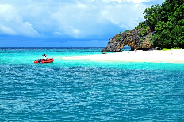 Turista Tomando Barco Rojo Isla Andaman Mar Krabi Tailandia Hermoso —  Fotos de Stock