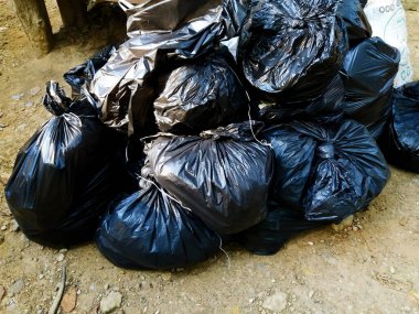 Birçok plastik çöp torbası yere dökülüyor. Temizlik alanı ve Çevre.