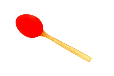 Kırmızı yumurta tahta kaşığa konuyor ve beyaz arka planda izole ediliyor. Renkli yemek ve Paskalya festivali konsepti 