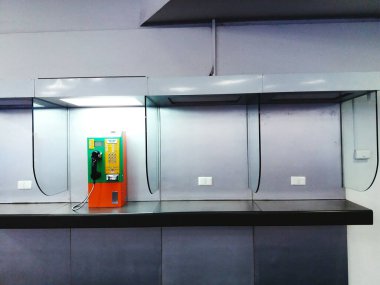 Bangkok, Tayland-9 Eylül 2020: İnsanların aramak veya iletişim kurmak için kullandığı siyah saplı ve ışıklı renkli ankesörlü telefon. Elektronik cihaz, Vintage telefon ve Eski teknoloji