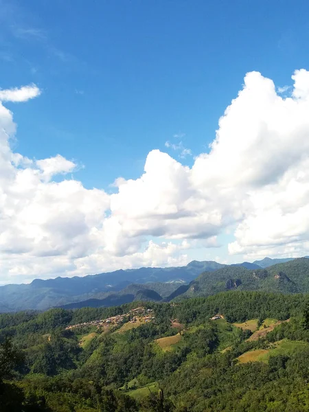 Vista Natureza Paisagem Aldeia Montanhas Verdes Céu Azul Grandes Nuvens — Fotografia de Stock