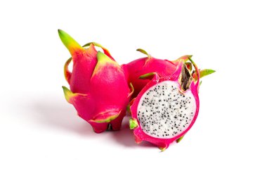 Beyaz arka planda tam ve olgun Ejderha meyvesi..