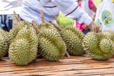 Masadaki müşterilere satılık Durian meyvesi. Tayland 'da Durian pazarı.