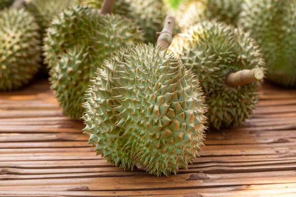 Owoce Duriana Zbliżenie Owoców Duriana Stole Bambusowym — Zdjęcie stockowe