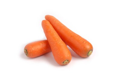 Beyaz arka planda izole edilmiş taze taze havuçlar.