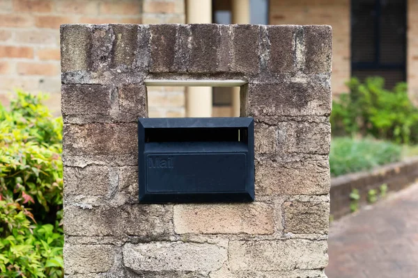 Brevlåda Inget Nummer Framför Huset Med Solljus Och Vacker Naturlig — Stockfoto