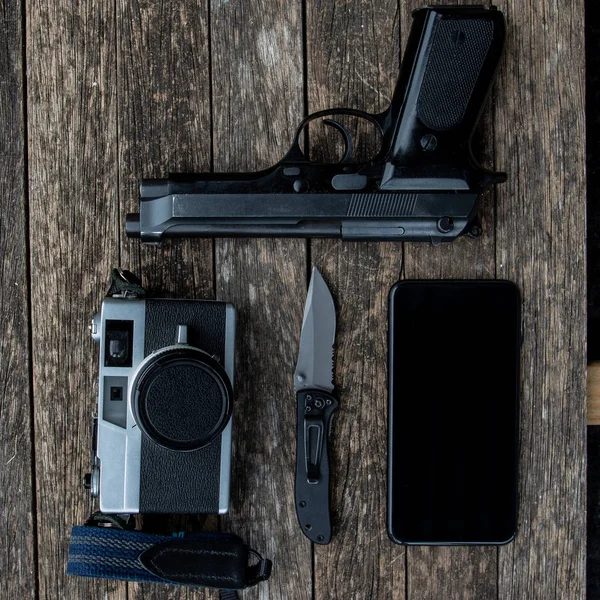 Eine Auswahl Alltagsgegenständen Telefon Klappmesser Schusswaffe Und Eine Filmkamera — Stockfoto