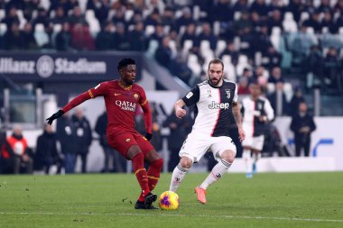 Torino, İtalya. 22 Ocak 2020. Coppa Italia 'da. Juventus Fc Roma 'ya karşı. Roman Olarak (L) 'den Amadou Diawara ve Juventus Fc (R)' den Gonzalo Higuain eylemde .