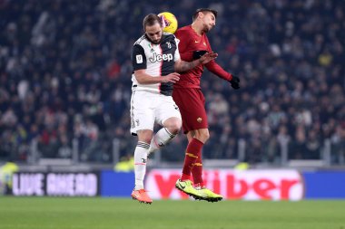 Torino, İtalya. 22 Ocak 2020. Coppa Italia 'da. Juventus Fc Roma 'ya karşı. Juventus FC (R) 'den Gonzalo Higuain ve As Roma (L)' den Lorenzo Pellegrini iş başında .