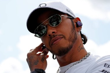 Monza, İtalya. 6-8 Eylül 2019. İtalya Formula 1 Grand Prix 'si. İtalya Formula 1 Grand Prix 'sinde Mercedes AMG Petronas Motorsport' tan Lewis Hamilton otlakta