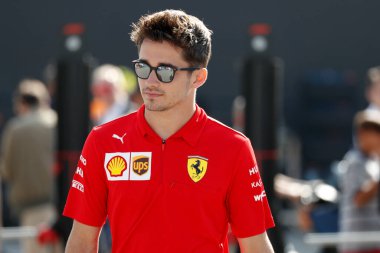 Monza, İtalya. 6-8 Eylül 2019. İtalya Formula 1 Grand Prix 'si. Scuderia Ferrari 'den Charles Leclerc İtalya' nın F1 Grand Prix 'si sırasında çayırda