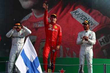 Monza, İtalya. 6-8 Eylül 2019. İtalya Formula 1 Grand Prix 'si. Scuderia Ferrari 'den Charles Leclerc, İtalya Formula 1 Grand Prix' sinden sonra Valtteri Bottas ve Mercedes AMG Petronas Motorsport 'tan Lewis Hamilton ile podyumda kutlama yaptı.