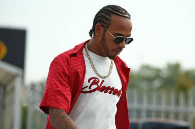 Monza, İtalya. 6-8 Eylül 2019. İtalya Formula 1 Grand Prix 'si. Mercedes AMG Petronas Motorsport 'tan Lewis Hamilton İtalya' nın F1 Grand Prix 'si sırasında otlakta