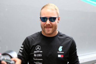 Monza, İtalya. 6-8 Eylül 2019. İtalya Formula 1 Grand Prix 'si. İtalya 'nın F1 Grand Prix' sinde Mercedes AMG Petronas Motorsport 'tan Valtteri Bottas otlakta