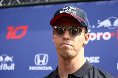 Monza, İtalya. 6-8 Eylül 2019. İtalya Formula 1 Grand Prix 'si. Red Bull 'dan Daniil Kvjat Toro Rosso Honda İtalya' nın F1 Grand Prix 'sinde çayırda