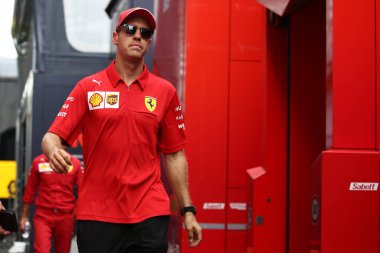 Monza, İtalya. 6-8 Eylül 2019. İtalya Formula 1 Grand Prix 'si. Scuderia Ferrari 'den Sebastian Vettel İtalya' nın F1 Grand Prix 'si sırasında otlakta