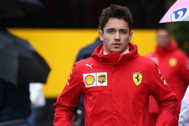 Monza, İtalya. 6-8 Eylül 2019. İtalya Formula 1 Grand Prix 'si. Scuderia Ferrari 'den Charles Leclerc İtalya' nın F1 Grand Prix 'si sırasında çayırda