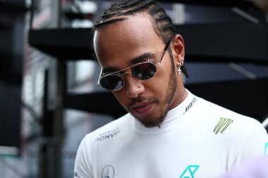 Monza, İtalya. 6-8 Eylül 2019. İtalya Formula 1 Grand Prix 'si. Mercedes AMG Petronas Motorsport 'tan Lewis Hamilton İtalya' nın F1 Grand Prix 'si sırasında otlakta