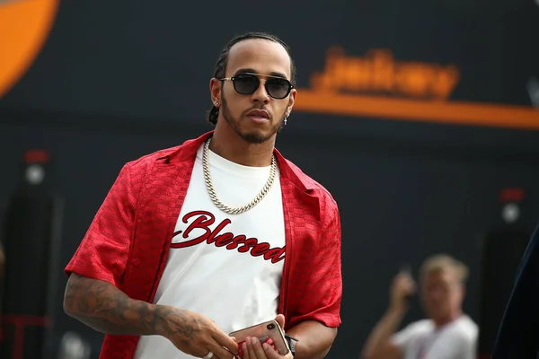 Monza, İtalya. 6-8 Eylül 2019. İtalya Formula 1 Grand Prix 'si. Mercedes AMG Petronas Motorsport 'tan Lewis Hamilton İtalya' nın F1 Grand Prix 'si sırasında otlakta