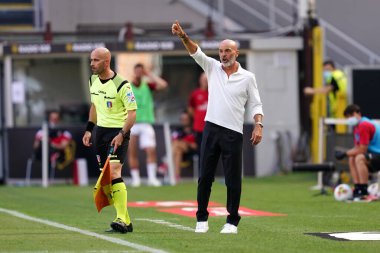 Milano (İtalya) 28 Haziran 2020. Ac Milan ve As Roma arasında oynanan Serie A karşılaşmasında Ac Milan 'ın teknik direktörü Stefano Pioli. 