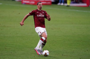 Milano (İtalya) - 07 Temmuz 2020. İtalyan Serie A. Zlatan Ibrahimoviç Ac Milan ile Juventus Fc arasında oynanan Serie A karşılaşması sırasında hareket halindedir.. 