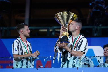 Torino (İtalya) 01 Ağustos 2020. İtalyan Serisi A. Juventus Fc Roma 'ya karşı. Juventus FC 'den Merih Demiral, Serie A Şampiyonası 2019-2020 sezonunu Juventus Fc ile Roma arasında oynanan Serie A maçı sonrasında kutladı..   