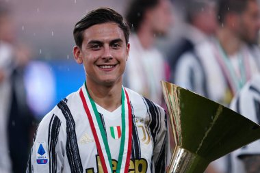 Torino (İtalya) 01 Ağustos 2020. İtalyan Serisi A. Juventus Fc Roma 'ya karşı. Juventus FC 'den Paulo Dybala, 2019-2020 Serie A Şampiyonası' nı kazandıktan sonra kutlama yaptı.  