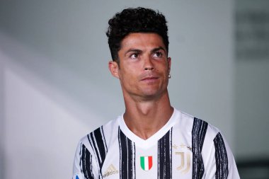 Torino (İtalya) 01 Ağustos 2020. İtalyan Serisi A. Juventus Fc Roma 'ya karşı. Juventus FC 'den Cristiano Ronaldo 2019-2020 Serie A Şampiyonasını kazandıktan sonra kutlama yaptı.  