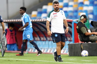 Gennaro Gattuso, Ssc Napoli ve Pescara Calcio arasında oynanan dostluk karşılaşmasında Sc Napoli 'nin koçunu ezdi.