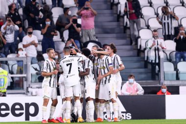 Torino, İtalya. 20 Eylül 2020. İtalyan Serisi A. Juventus FC oyuncuları, Juventus Fc ve Uc Sampdoria arasında oynanan Serie A maçında gol attıktan sonra kutlama yaptılar..   