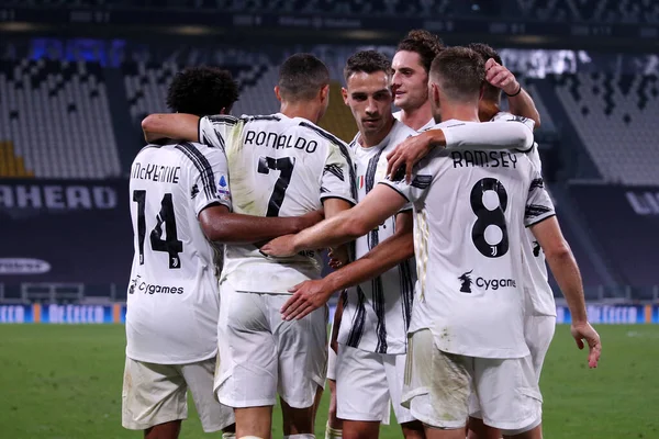 Torino, İtalya. 20 Eylül 2020. İtalyan Serisi A. Juventus FC oyuncuları, Juventus Fc ve Uc Sampdoria arasında oynanan Serie A maçında gol attıktan sonra kutlama yaptılar..   