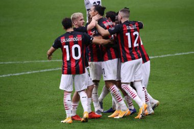Milano, İtalya. 21 Eylül 2020. Ac Milan 'dan İtalyan Serie A. Zlatan Ibrahimoviç, Ac Milan ile Bologna Fc arasında oynanan Serie A maçında gol attıktan sonra takım arkadaşlarıyla kutlama yaptı..  