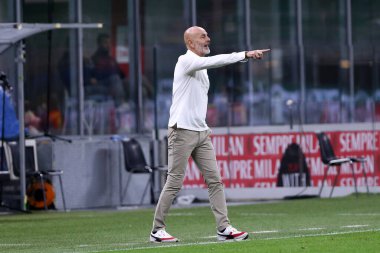 Milano, İtalya. 24 Eylül 2020. Uefa Avrupa Ligi. Ac Milan 'ın teknik direktörü Stefano Pioli, Serie A karşılaşmasından önce Ac Milan ile Fotballklubben Bodo / Glimt arasındaki maça bakıyor..  
