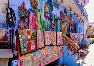 Rajasthan 'da bir sokakta bir dükkan.