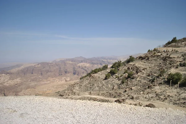 ヨルダンへの道の観光客ペトラ — ストック写真