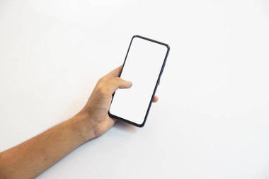 Beyaz arka planda akıllı bir telefonu tutan el.