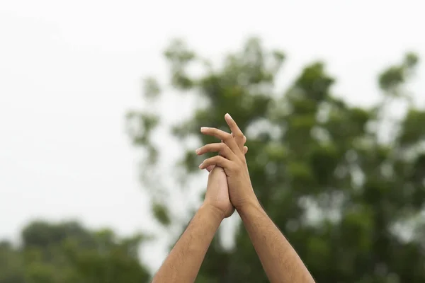 Mannelijke Hand Gebaar Tekenen Outdoor Achtergrond — Stockfoto