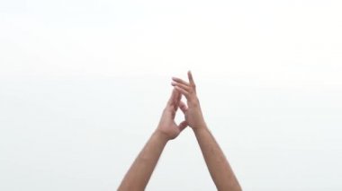 İki elini de hareket ettir.