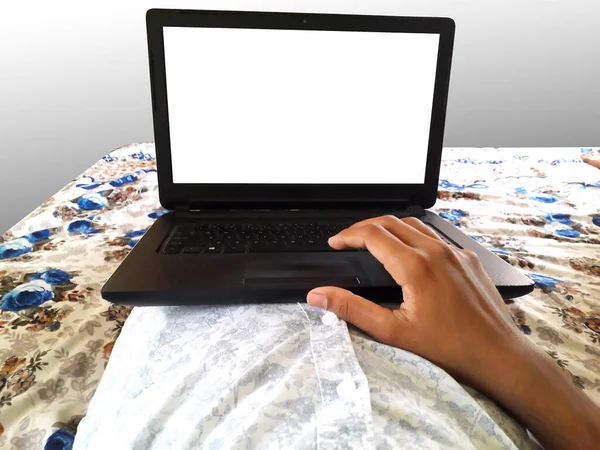 Siyah dizüstü bilgisayarla iş yapan bir erkek beyaz ekran modelleme işini evden kilitleyerek yapıyor.