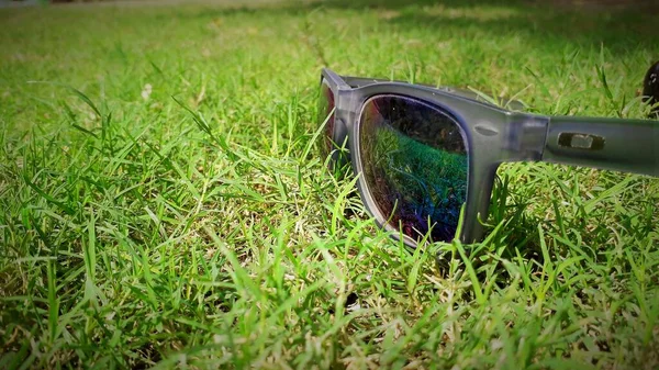 Multicolor Reflective Sun Glasses Placed Green Grass Weed Garden Selective — Stock Photo, Image