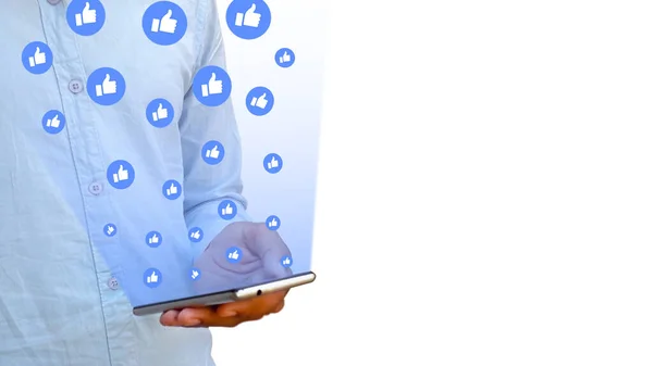 Asyalı erkek akıllı telefonu elinde tutuyor ve sosyal medya gününün kavramsal ekranını kaydırıyor.