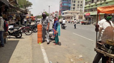 Corona virüsünün kapatılmasından sonra piyasalar tekrar açıldıktan sonra şehir kalabalığı azaldı