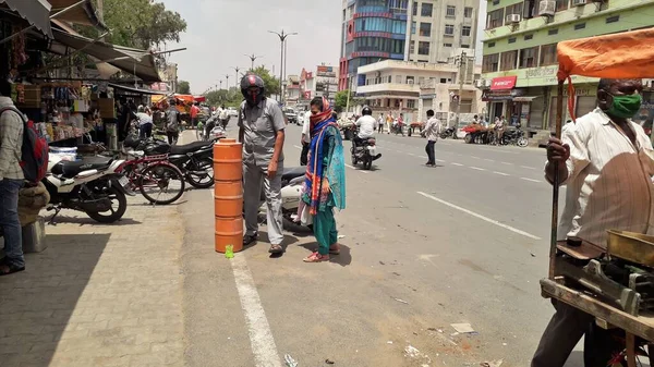 Corona virüsünün kapatılmasından sonra piyasalar tekrar açıldıktan sonra şehir kalabalığı azaldı