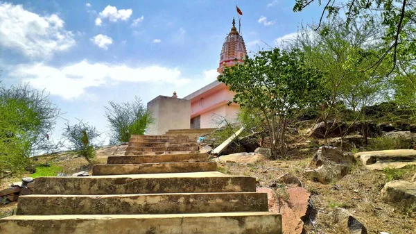 Hindistan 'da bir tepedeki Hindu tapınağına giden merdiven.