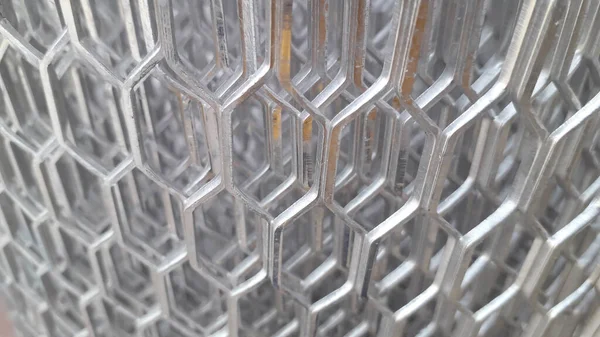 Błyszcząca Rolka Siatki Aluminiowej Fabryce Częściowo Zamazaną — Zdjęcie stockowe