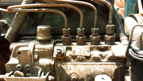 Endüstriyel amaçlar için eski elektrik jeneratörünün yakın plan çekimi