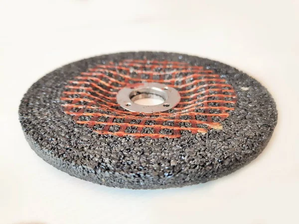 Elektrik öğütme makinesi dairesel bıçak beyazda izole