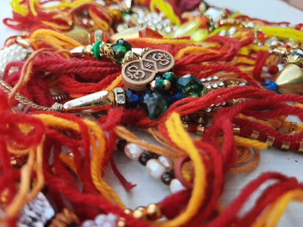 Rakhee 'ye mi yoksa Hint festivali Raksha Bandhan' a mı odaklanalım?