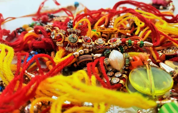 Rakhee 'ye mi yoksa Hint festivali Raksha Bandhan' a mı odaklanalım?