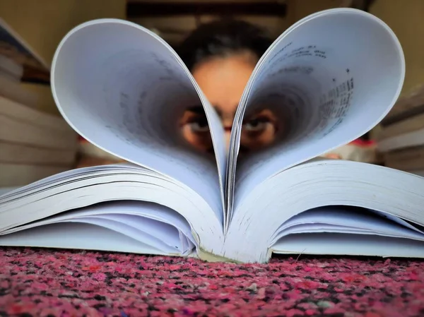 Dívka Dělat Srdce Tvar Knihy Stránky Ukazující Lásku Milovníky Knihy — Stock fotografie